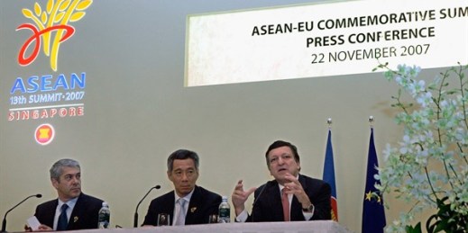 Then-European Commission President Jose Manuel Barroso, with Singapore’s prime minister, Lee Hsien Loong, center, and former Portuguese Prime Minister Jose Socrates, left, at an ASEAN-EU summit, in Singapore, Nov. 22, 2007 (AP photo by Chitose Suzuki).