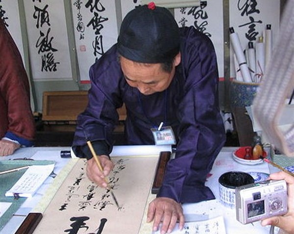 Photo: Calligrapher in Beijing, China, Oct. 3, 2005 (photo by Wikimedia user floybix licensed under the Creative Commons Attribution-ShareAlike 3.0 Unported license).