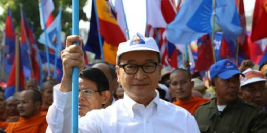 Cambodian opposition leader Sam Rainsy leads supporters to submit petitions to Western embassies calling for an independent investigation into alleged election irregularities, Phnom Penh, Cambodia, Oct. 24, 2013 (VOA photo by Heng Reaksmey).