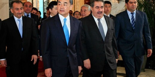 Iraqi Foreign Minister Hoshyar Zebari walks with his Chinese counterpart Wang Yi, Baghdad, Iraq, Feb. 23, 2014 (AP Photo by Ahmed Saad, Pool).