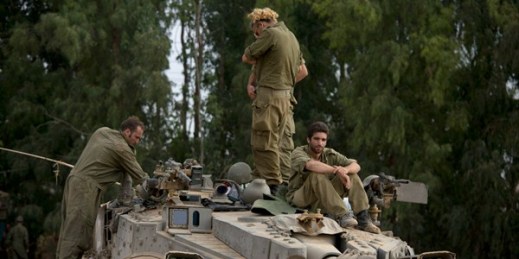 Israeli soldiers work on a tank near the Israel and Gaza border, July 24, 2014 (AP photo by Dusan Vranic).