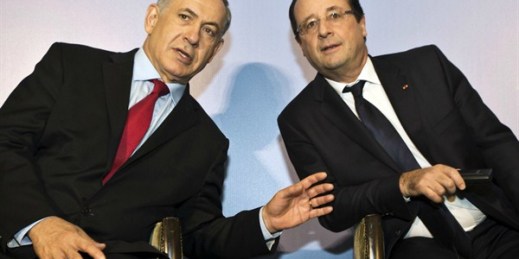 Israeli Prime Minister Benjamin Netanyahu confers with French President Francois Hollande during a visit to a French-Israeli technology innovation summit in Tel Aviv, Israel, Nov. 19, 2013 (AP photo by Jack Guez).
