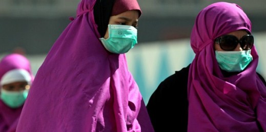 Muslim pilgrims wear surgical masks to prevent infection from the respiratory virus known as the Middle East respiratory syndrome (MERS) in the holy city of Mecca, Saudi Arabia, May, 13, 2014 (AP photo by Hasan Jamali).