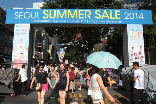 People walk on a shopping street in Seoul, South Korea, July 10, 2014 (AP photo by Ahn Young-joon).