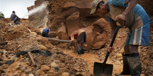 Men mine for gold using rudimentary equipment in the Madre de Dios region of Peru, May 22, 2014 (AP photo by Rodrigo Abd).