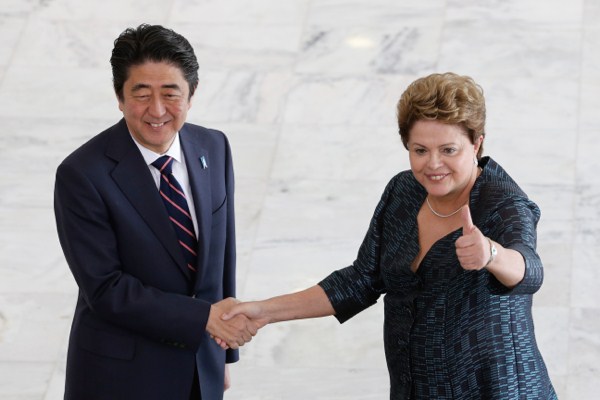 Japanese Prime Minister Shinzo Abe shakes hands with Brazilian President Dilma Rousseff at the Planalto Presidential Palace, Brasilia, Brazil, Aug. 1, 2014 (AP photo by Eraldo Peres).