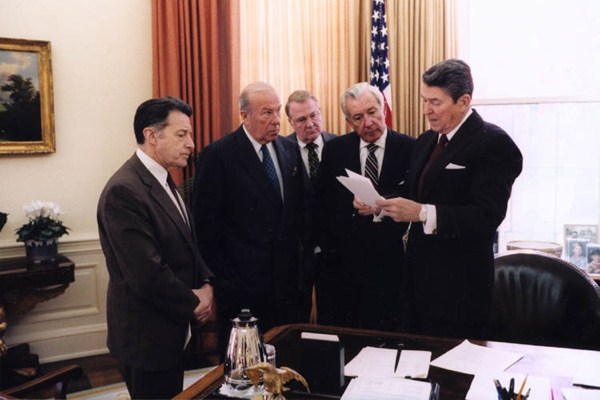 President Ronald Reagan with Caspar Weinberger, George Shultz, Ed Meese and Don Regan, Nov. 25, 1986 (White House photo from the Ronald Reagan Library).