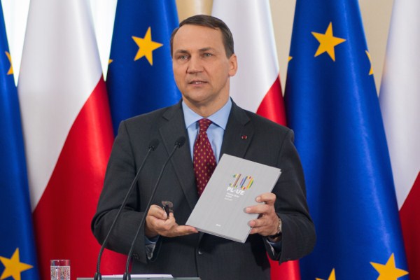 Radoslaw Sikorski at a press conference, April 29, 2014 (photo by Mateusz Wlodarczyk licensed under the Creative Commons Attribution 3.0 Generic license).