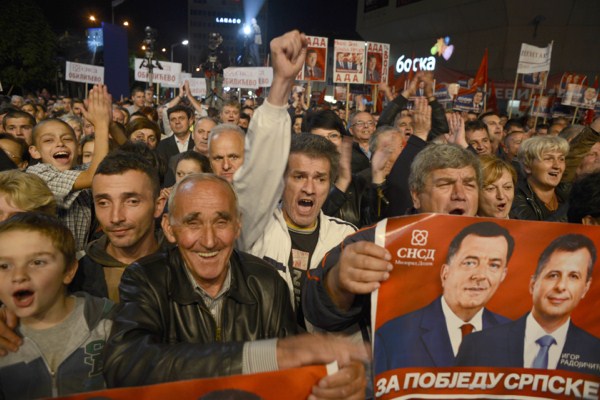 Supporters of the Alliance of Independent Social Democrats (SNSD) attend the party's final pre-election rally in western Bosnian town of Banja Luka, Oct. 8, 2014 (AP photo by Radivoje Pavicic).
