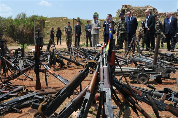 French President Francois Hollande inspects arms confiscated from ex-Seleka rebels at a French military base in Bangui, Central African Republic, Feb. 28, 2014 (AP Photo/Sia kambou, Pool).