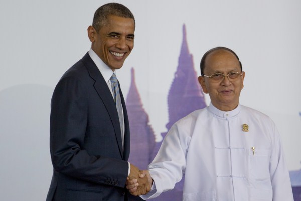 U.S. President Barack Obama shakes hands with Myanmar President Thein Sein, Naypyitaw, Myanmar, Nov. 13, 2014 (AP photo by Gemunu Amarasinghe).