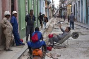 Construction workers speculate what Cuba’s President Raul Castro will announce in an upcoming live, nationally broadcast speech in Havana, Cuba, Dec. 17, 2014 (AP photo by Ramon Espinosa).