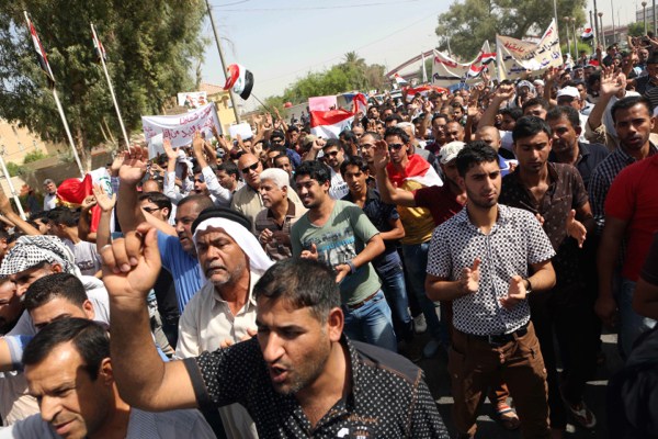 Residents chant slogans supporting the creation of Basra region, in front of the Basra provincial headquarters, Basra, Iraq, Sept. 27, 2014 (AP photo by Nabil al-Jurani).