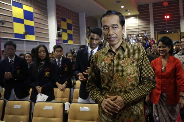 Indonesian President Joko Widodo, popularly known as “Jokowi,” attends a graduation ceremony of the International Baccalaureate Diploma Programme at the Anglo Chinese School (International) in Singapore, Nov. 21, 2014 (AP photo by Wong Maye-E).