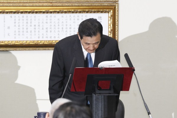 Taiwanese President Ma Ying-jeou bows as he tenders his resignation as chairman of the ruling Kuomintang (KMT) party, Taipei, Taiwan, Dec. 3, 2014 (AP photo by Wally Santana).