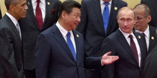 U.S. President Barack Obama walks with Chinese President Xi Jinping as he gestures towards Russian President Vladimir Putin at the Asia-Pacific Economic Cooperation (APEC) summit, Beijing, China, Nov. 11, 2014 (AP photo by Ng Han Guan).