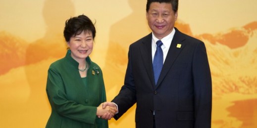 South Korean President Park Geun-hye shakes hands with Chinese President Xi Jinping during the Asia-Pacific Economic Cooperation (APEC) Economic Leaders Meeting, Beijing, China, Nov 11, 2014 (AP photo by Ng Han Guan).
