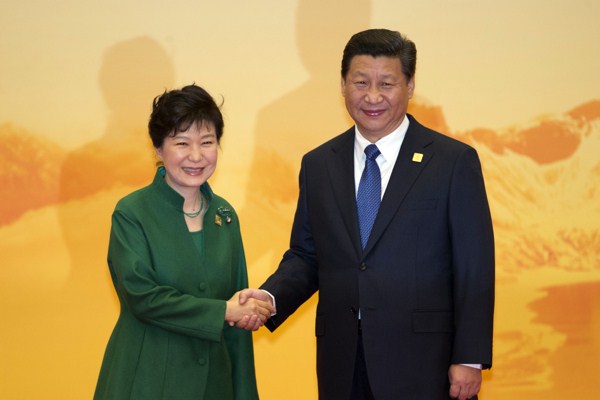 South Korean President Park Geun-hye shakes hands with Chinese President Xi Jinping during the Asia-Pacific Economic Cooperation (APEC) Economic Leaders Meeting, Beijing, China, Nov 11, 2014 (AP photo by Ng Han Guan).