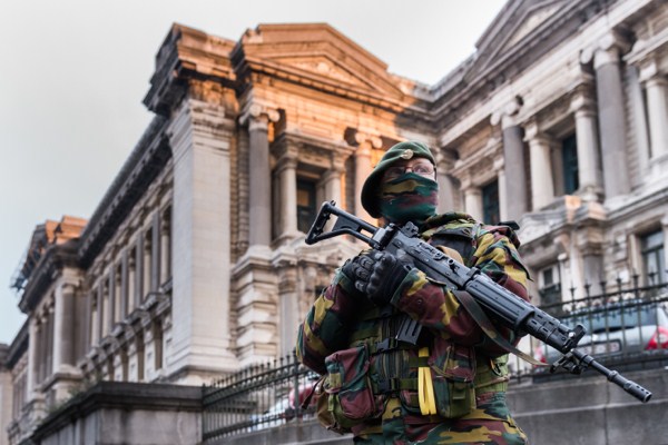 A Belgian security officer stands guard near the Palace of Justice, where suspects wanted in Belgium on terrorism-related charges are set to appear before the federal court, Brussels, Jan. 21, 2015 (AP photo by Geert Vanden Wijngaert).