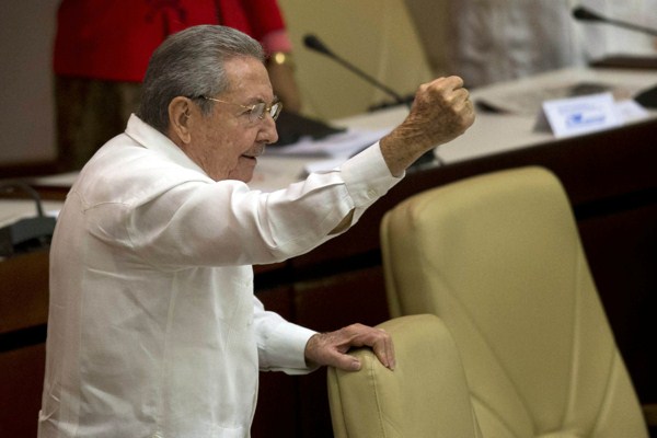 Cuban President Raul Castro raises his fist and shout “Long live Fidel” during the closing of the twice-annual legislative session at the National Assembly in Havana, Cuba, Dec. 20, 2014 (AP photo by Ramon Espinosa).