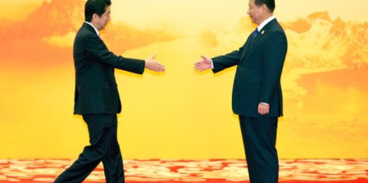 Japanese Prime Minister Shinzo Abe reaches out to shake hands with Chinese President Xi Jinping during a welcome ceremony for the Asia-Pacific Economic Cooperation (APEC) Economic Leaders Meeting, Beijing, Nov 11, 2014 (AP photo by Ng Han Guan).