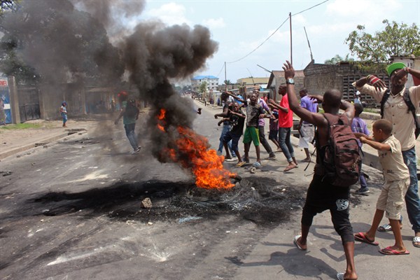 Anti-government protestors burn tires as they protest a new law that could delay the scheduled election to be held in 2016, Kinshasa, Democratic Republic of Congo, Jan. 20, 2015 (AP photo by John Bompengo).