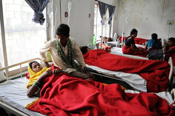 Indian women who underwent sterilization surgeries receive treatment at the District Hospital in Bilaspur, in the central Indian state of Chhattisgarh, Nov. 12, 2014 (AP photo).
