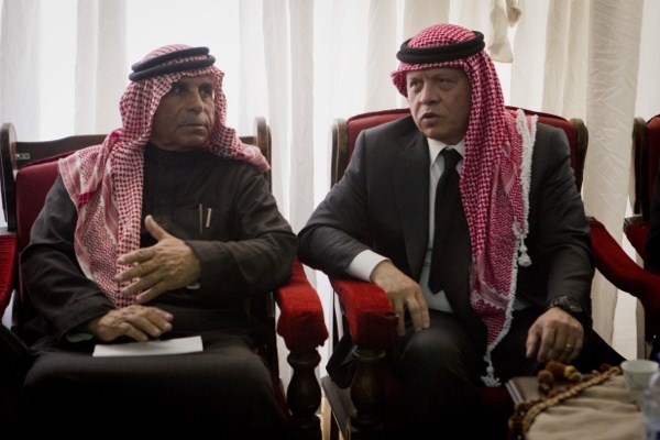 Jordanian King Abdullah II talks with Safi al-Kaseasbeh, father of slain Jordanian pilot Lt. Moaz al-Kassasbeh, Karak, Jordan, Feb. 5, 2015 (AP photo by Nasser Nasser).