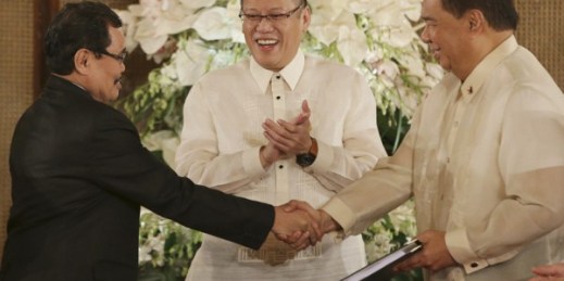 Philippine President Benigno Aquino III, center, claps as Moro Islamic Liberation Front chief negotiator Mohagher Iqbal, left, shakes hands with Senate President Franklin Drilon, Manila, Philippines, Sept. 10, 2014 (AP photo by Aaron Favila).