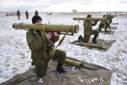 Ukrainian army soldiers perform a weapons exercise at a training ground outside Lviv, western Ukraine, Feb. 5, 2015 (AP photo by Pavlo Palamarchuk).