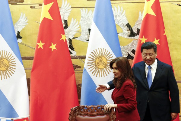 Chinese President Xi Jinping gestures to Argentinean President Cristina Fernandez de Kirchner during a signing ceremony at the Great Hall of the People in Beijing, Feb. 4, 2015 (AP photo by Rolex Dela Pena).
