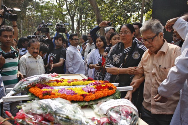 Ajay Roy, right, stands beside the coffin of his son Avijit Roy, a prominent Bangladeshi-American blogger in Dhaka, Bangladesh, March 1, 2015 (AP photo by Suvra Kanti Das).