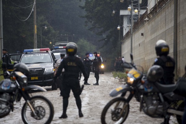 Police agents stand guard during a special operation inside Pavoncito jail, Fraijanes, Guatemala, Sept. 3, 2014 (AP photo by Moises Castillo).
