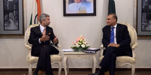 Indian Foreign Secretary Subrahmanyam Jaishankar speaks with his Pakistani counterpart Aizaz Chaudhry during a meeting at the foreign ministry in Islamabad, Pakistan, March 3, 2015 (AP photo by Aamir Qureshi).