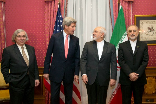 U.S. Secretary of State John Kerry and Iranian Foreign Minister Mohammad Javad Zarif with other officials before resuming talks over Iran's nuclear program, Lausanne, Switzerland, March 16, 2015 (AP photo by Brian Snyder).
