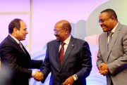 Egyptian President Abdel-Fattah el-Sisi, Sudanese President Omar al-Bashir and Ethiopian Prime Minister Hailemariam Desalegn after signing an agreement on sharing water from the Nile River, Khartoum, Sudan, March 23, 2015 (AP photo by Abd Raouf).