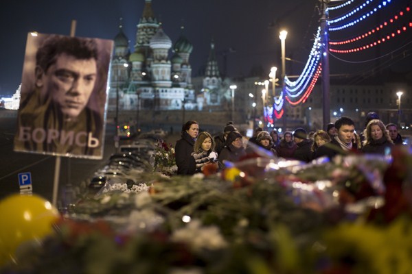 Mourners pay their respects at the place where Boris Nemtsov was murdered near the Kremlin, with St. Basil’s Cathedral in the background, Moscow, Russia, March 2, 2015 (AP photo by Alexander Zemlianichenko).