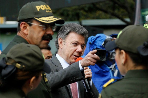Colombian President Juan Manuel Santos speaks to police officers during an event to launch a Christmas security plan, Bogota, Colombia, Dec. 1, 2014 (AP photo by Fernando Vergara).