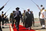 Sudanese President Omar al-Bashir walks with South Sudan President Salva Kiir on arrival in Khartoum, Nov. 4, 2014 (AP photo by Abd Raouf).