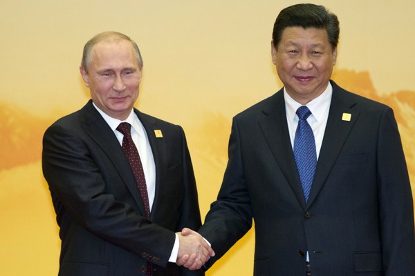 Russian President Vladimir Putin shakes hands with Chinese President Xi Jinping during a welcome ceremony for the Asia-Pacific Economic Cooperation (APEC) Economic Leaders Meeting, Beijing, China, Nov. 11, 2014 (AP photo by Ng Han Guan).