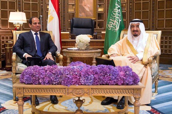 Saudi King Salman meets with Egyptian President Abdel-Fattah el-Sisi in Riyadh, Saudi Arabia, March 1, 2015 (AP Photo/Saudi Press Agency).