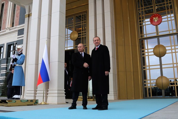Russian President Vladimir Putin and Turkish President Recep Tayyip Erdogan shake hands after a welcome ceremony at the new Presidential Palace, Ankara, Turkey, Dec. 1, 2014 (AP photo by Burhan Ozbilici).