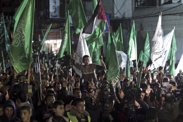 Palestinian Hamas supporters protest an Egyptian court ruling that declared Hamas a terrorist organization, Gaza City, March 1, 2015 (AP photo by Khalil Hamra).