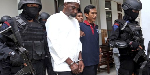 Martin Anderson, a Ghanaian national who is on death row after being convicted of drug offenses, is escorted by armed police officers at South Jakarta district court, Jakarta, Indonesia, March 19, 2015 (AP photo by Tatan Syuflana).
