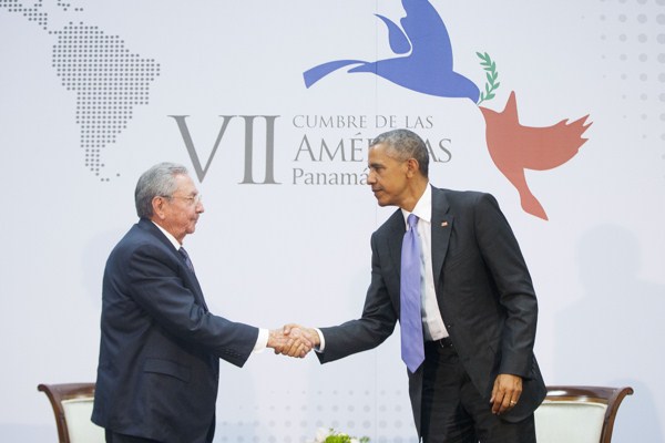U.S. President Barack Obama and Cuban President Raul Castro shake hands at the Summit of the Americas in Panama City, Panama, April 11, 2015 (AP photo by Pablo Martinez Monsivais).