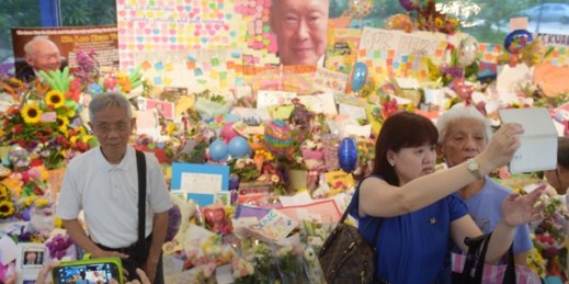 Visitors take pictures of themselves in an area set aside for tributes to former Singapore Prime Minister Lee Kuan Yew at the hospital where he passed away, Singapore, March 23, 2015 (AP photo by Joseph Nair).