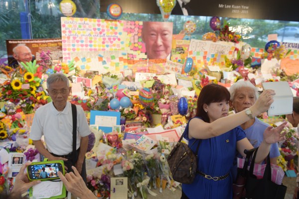 Visitors take pictures of themselves in an area set aside for tributes to former Singapore Prime Minister Lee Kuan Yew at the hospital where he passed away, Singapore, March 23, 2015 (AP photo by Joseph Nair).