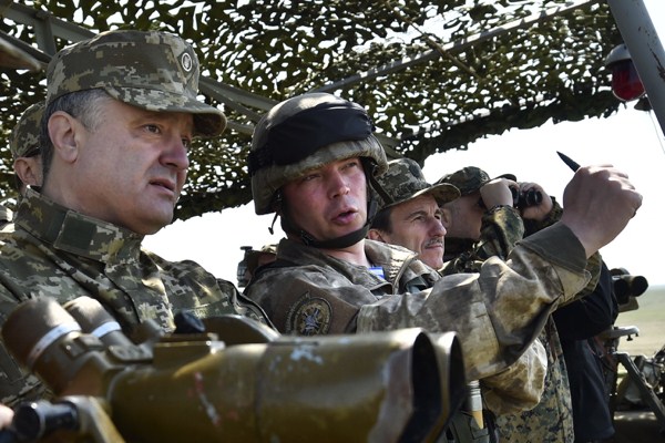 Ukrainian President Petro Poroshenko watches a military exercise of the Ukrainian armed forces in Mykolaiv region, Ukraine, April 25, 2015 (Presidential Press Service photo by Mykola Lazarenko via AP).
