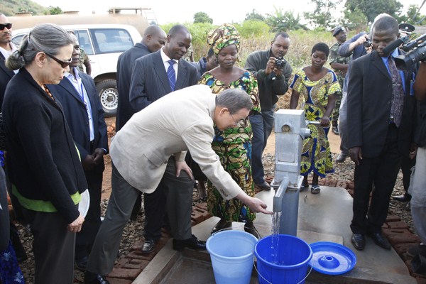 U.N. Secretary-General Ban Ki-moon tests a communal water pump at Mwandama Millennium Village, Malawi, May 30, 2010 (U.N. photo by Evan Schneider).