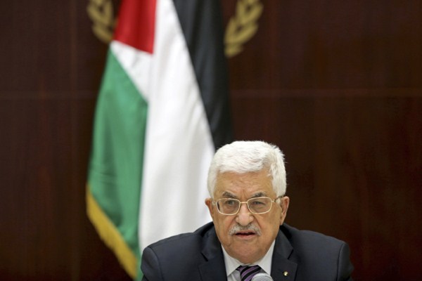 Palestinian President Mahmoud Abbas chairs a Palestine Liberation Organization executive committee meeting, Ramallah, April 18, 2015 (AP photo by Fadi Arouri).